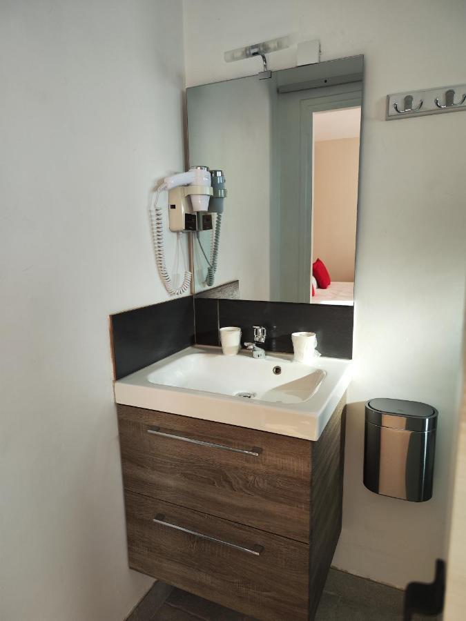 Le Sporting Hotel Beaumont-sur-Leze Bagian luar foto